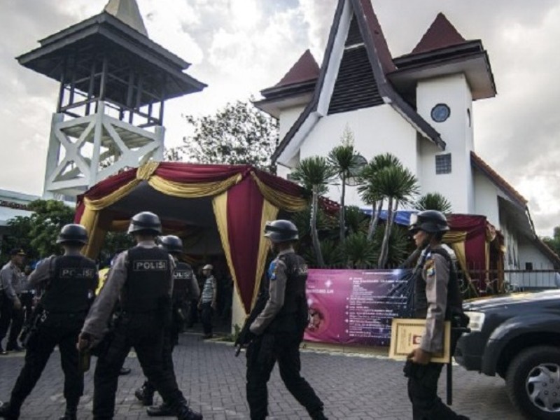 Cảnh sát Indonesia đến kiểm tra an ninh tại một nhà thờ ở thành phố Surabaya, nơi bị đe dọa đánh bom - Ảnh: AFP