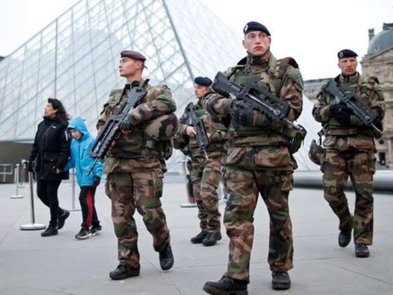 Cảnh sát Pháp tăng cường tuần tra sau vụ tấn công Paris ngày 13.11 làm 130 người chết - Ảnh: Reuters