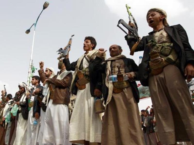 Những người Yemen ủng hộ phiến quân Houthi tuần hành ở thủ đô Sanaa của Yemen - Ảnh: AFP