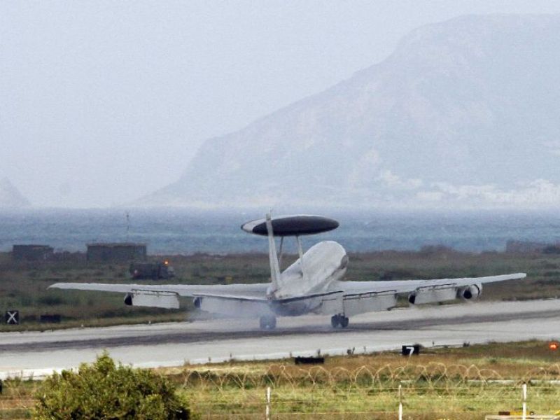 Máy bay cảnh báo sớm AWACS của Mỹ cất cánh từ một căn cứ ở Đức - Ảnh: AFP