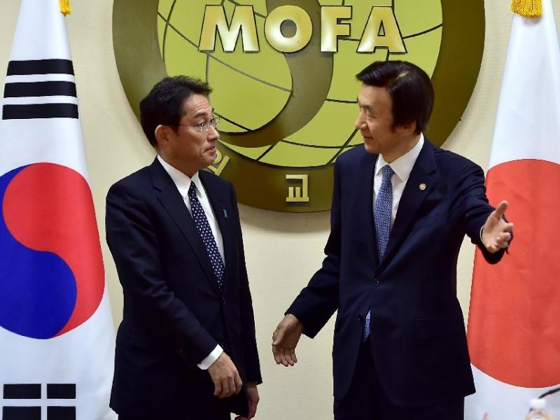 Ngoại trưởng Hàn Quốc Yun Byung-Se (phải) và Ngoại trưởng Nhật Bản Fumio Kishida (trái) gặp gỡ tại Bộ Ngoại giao Hàn Quốc, ở Seoul ngày 28.12.2015 - Ảnh: AFP