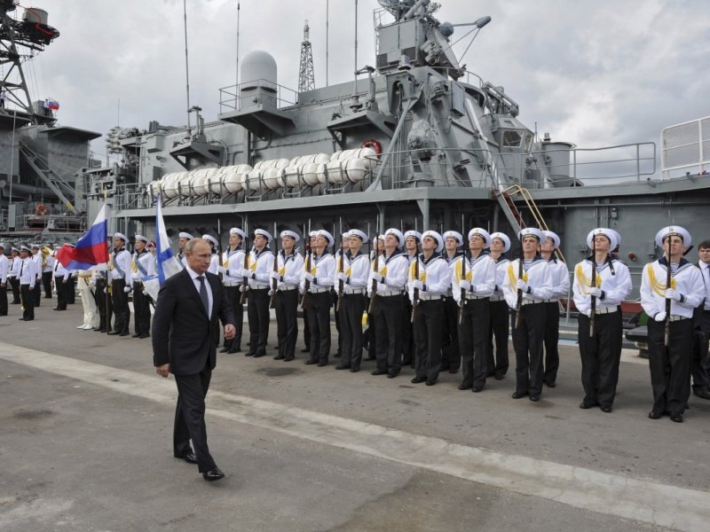Tổng thống Nga Vladimir Putin dự buổi lễ chào đón ông đến thị sát một tàu chiến săn ngầm của Nga ngày 23.9.2014 - Ảnh: Reuters