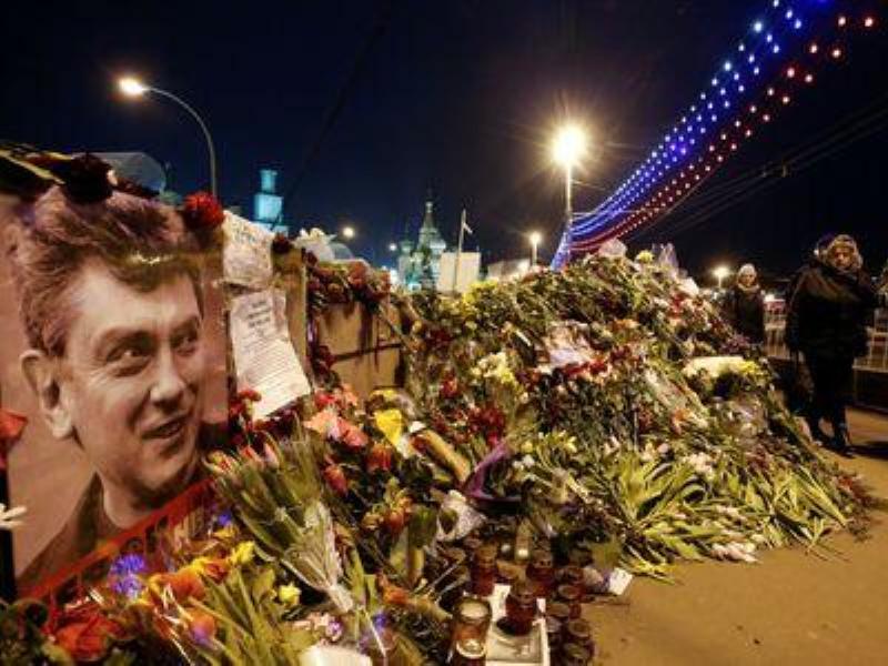 Hoa và ảnh của lãnh đạo đối lập Boris Nemtsov được đặt tại hiện trường vụ ám sát - Ảnh: Reuters