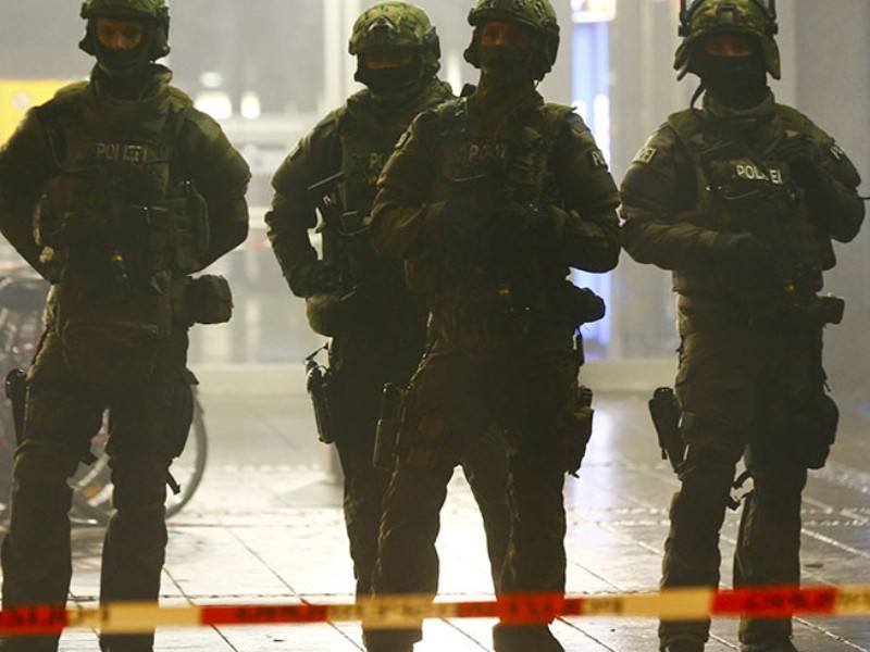 Cảnh sát Đức đứng gác tại nhà ga chính của Munich - Ảnh: Reuters