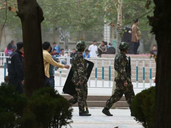 Lực lượng cảnh sát bán quân sự Trung Quốc tuần tra ở Tân Cương - Ảnh: AFP