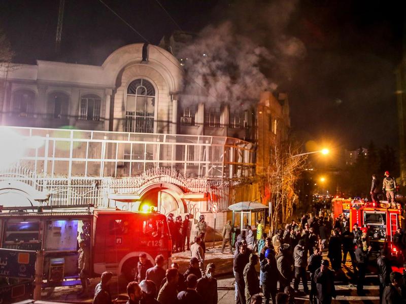 Người biểu tình tấn công Đại sứ quán Ả Rập Xê Út tại thủ đô Tehran, Iran vào ngày 2.1.2015 - Ảnh: Reuters