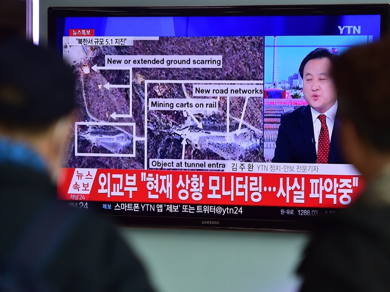 Người dân Hàn Quốc theo dõi thông tin trên truyền hình về dư chấn 5,1 độ Richter gần khu thử nghiệm hạt nhân Punggye-ri của Triều Tiên, mà phía Triều Tiên nói đó là vụ thử bom khinh khí - Ảnh: AFP