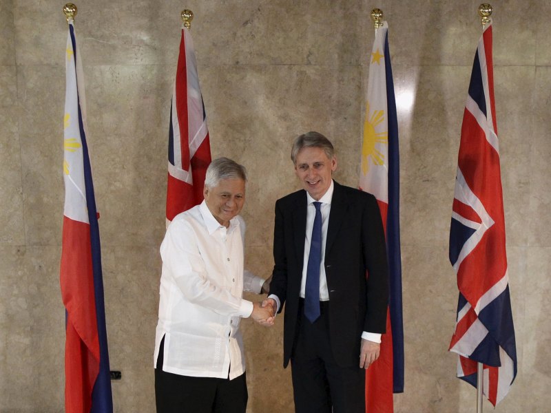 Ngoại trưởng Philippines, Albert del Rosario tiếp Ngoại trưởng Anh Philip Hammond tại thủ đô Manila, Philippines ngày 7.1.2015 - Ảnh: Reuters