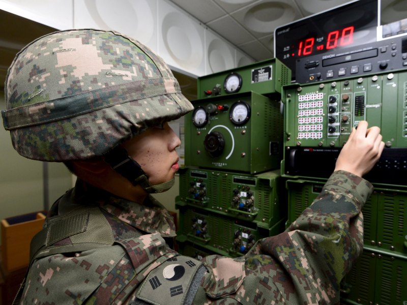 Một binh sĩ Hàn Quốc vận hành hệ thống loa phát thanh tuyên truyền chống Triều Tiên - Ảnh: Reuters