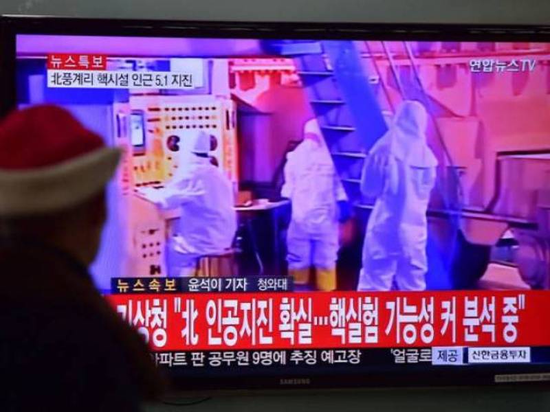 Người dân Hàn Quốc theo dõi tin tức truyền hình về vụ Triều Tiên thử bom nhiệt hạch hôm 6.1 gây động đất 5,1 độ Richter - Ảnh: AFP