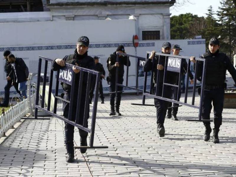 Cảnh sát lập hàng rào phong tỏa khu vực nơi xảy ra vụ đánh bom liều chết tại thành phố Istanbul ngày 12.1.2016 - Ảnh: Reuters