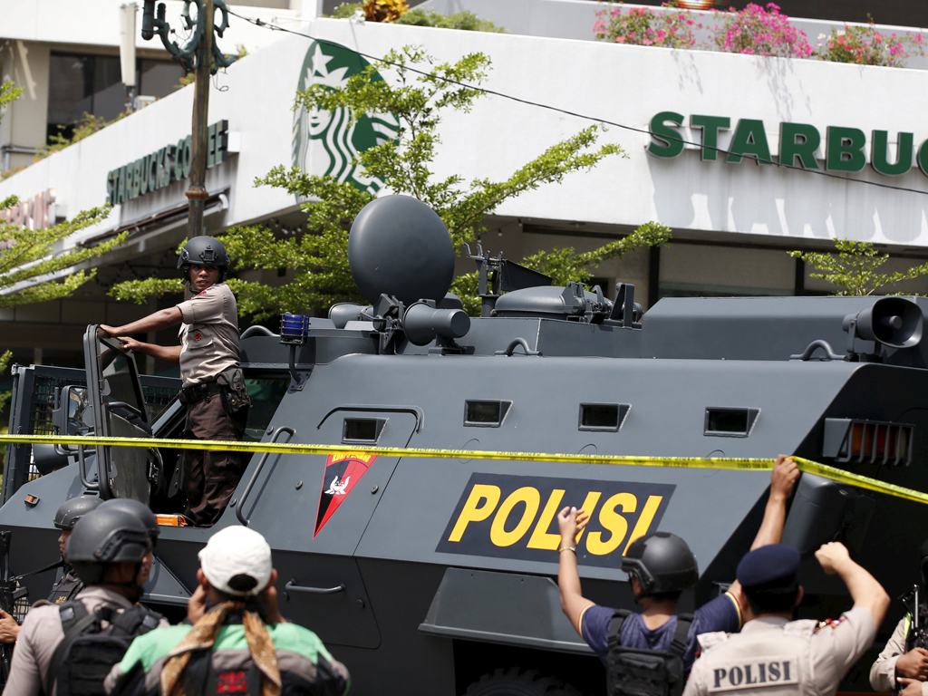 Xe bọc thép được điều đến quán cà phê Starbucks, nơi xảy ra vụ tấn công ngày 14.1 - Ảnh: Reuters