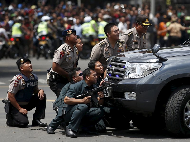 Cảnh sát Indonesia trước quán cà phê Starbucks, nơi các nghi phạm ẩn náu sau loạt nổ bom ở thủ đô Jakarta, Indonesia sáng ngày 14.1.2015 - Ảnh: Reuters