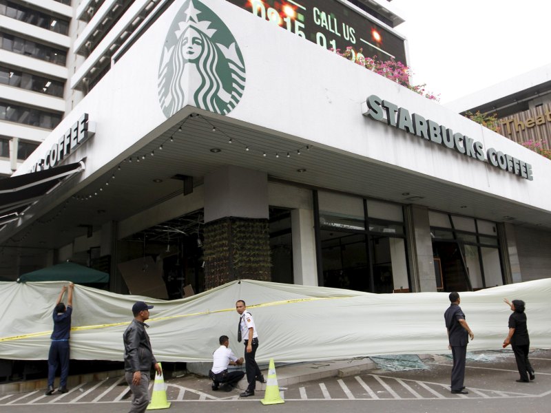 Quán cà phê Starbucks bị phong tỏa sau vụ tấn công ở Jakarta ngày 14.1.2016 - Ảnh: Reuters