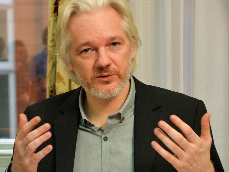 Ông Julian Assange đã ẩn náu trong đại sứ quán Ecuador tại London hơn ba năm qua để tránh bị dẫn độ sang Thụy Điển - Ảnh: Reuters