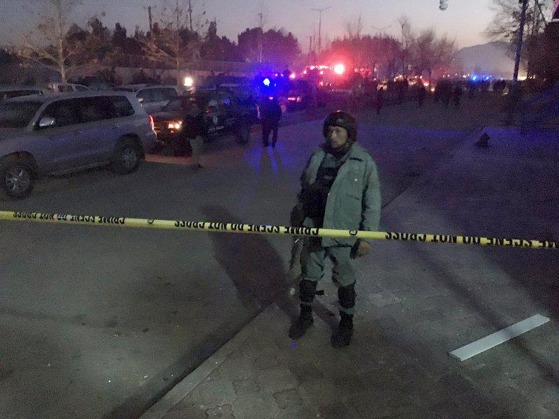 Cảnh sát Afghanistan triển khai gần hiện trường vụ đánh bom gần Đại sứ quán Nga tại thủ đô Kabul, Afghanistan ngày 20.1 - Ảnh: Reuters
