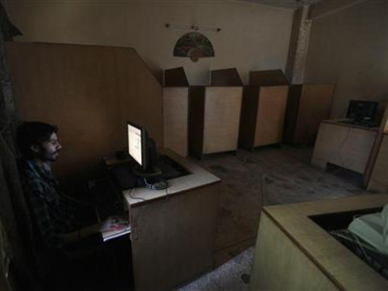 Một tiệm cà phê internet ở Pakistan - Ảnh: Reuters