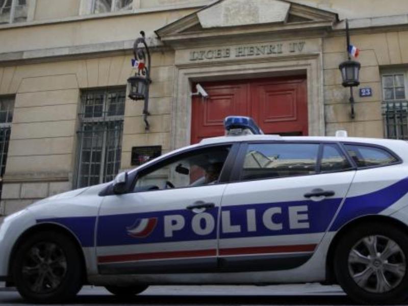 Xe cảnh sát trước trường trung học cơ sở công Henri IV, thủ đô Paris (Pháp) sau khi trường học bị đe dọa đánh bom ngày 26.1.2016 - Ảnh: Reuters