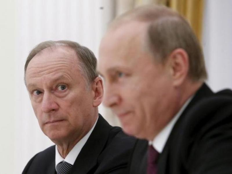 Ông Nikolai Patrushev, Thư ký Hội đồng An ninh Liên bang Nga (trái) và Tổng thống Nga Vladimir Putin - Ảnh: Reuters