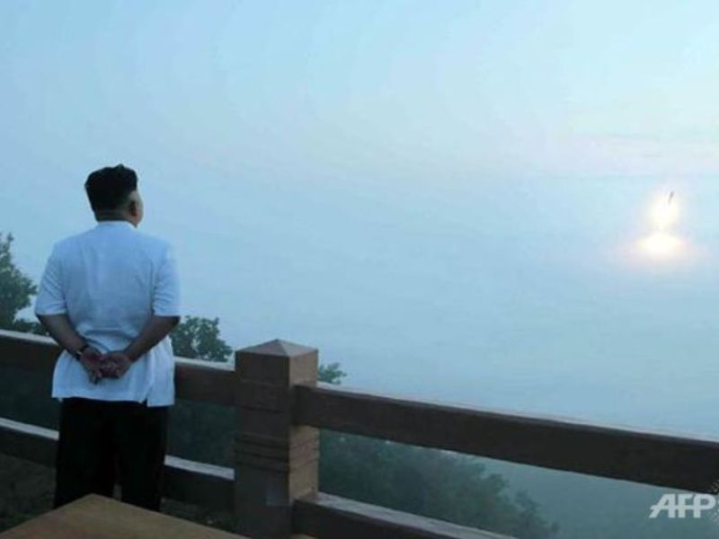 Lãnh đạo Triều Tiên trong một lần thị sát cuộc thử nghiệm phóng tên lửa từ tàu ngầm - Ảnh: AFP