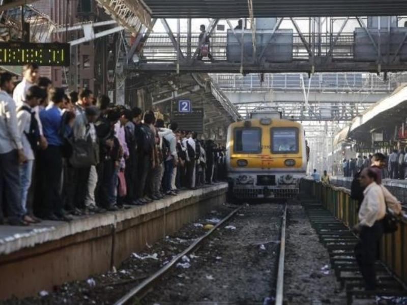 Một nhà ga xe lửa ở thành phố Mumbai (Ấn Độ) - Ảnh: Reuters