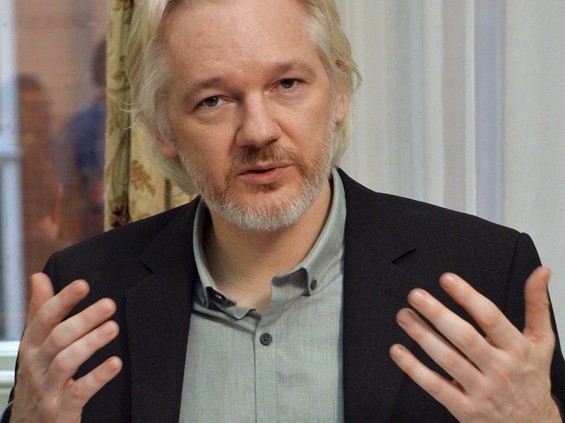 Julian Assange, người sáng lập trang Wikileaks, tại Đại sứ quán Ecuador tại Anh - Ảnh: Reuters