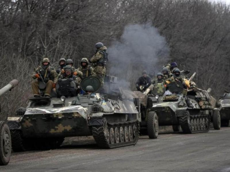 Lực lượng quân đội Ukraine ở thành phố Debaltseve, miền đông Ukraine - Ảnh: Reuters