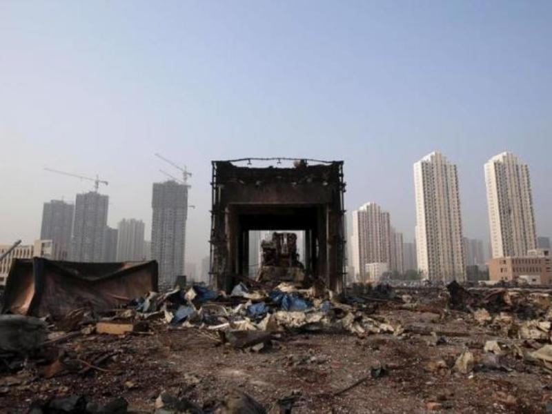 Đống đổ nát sau vụ cháy nổ Thiên Tân ngày 12.8.2015 - Ảnh: Reuters