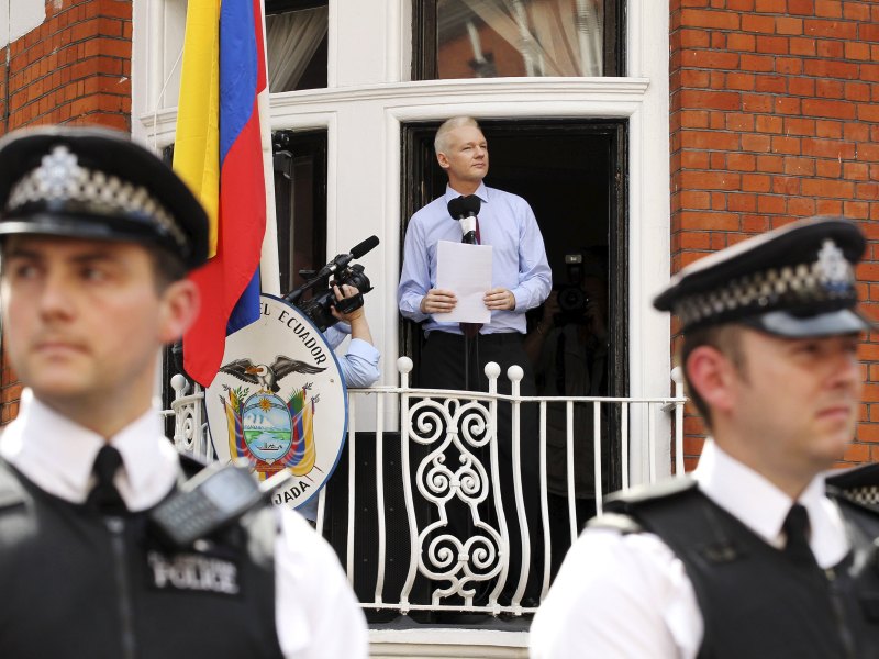 Nhà sáng lập trang Wikileaks, ông Julian Assange phát biểu trước truyền thông ở Đại sứ quán Ecuador tại Anh vào ngày 19.8.2012 - Ảnh: Reuters