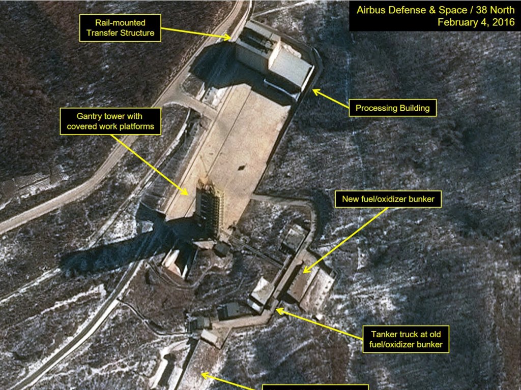 Ảnh vệ tinh chụp khu phóng tên lửa Sohae của Triều Tiên hôm 4.2 - Ảnh: Reuters