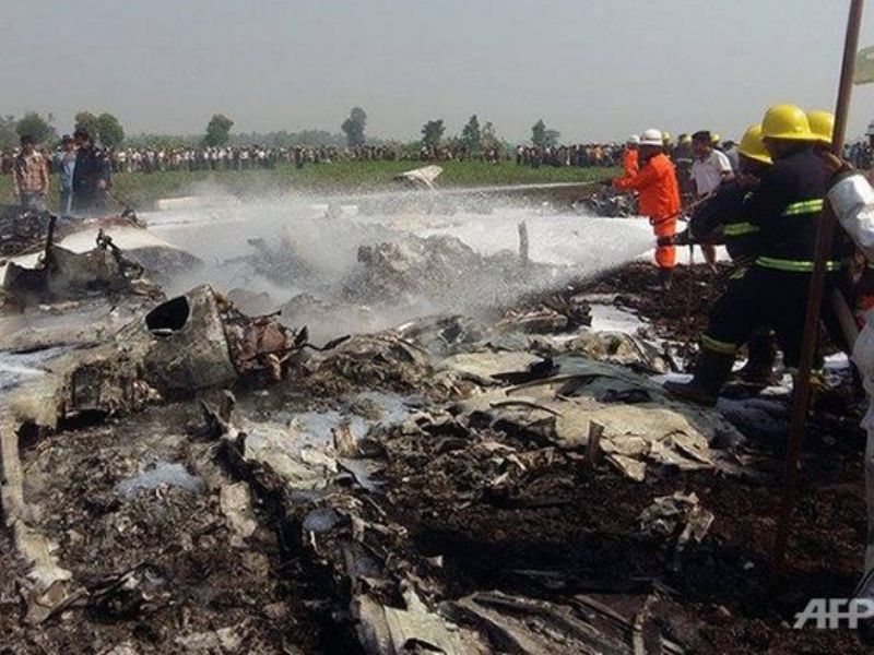 Lực lượng cứu hỏa nỗ lực dập tắt ngọn lửa từ xác máy bay Beechcraft ở Naypyidaw, Myanmar ngày 10.2 - Ảnh: AFP 