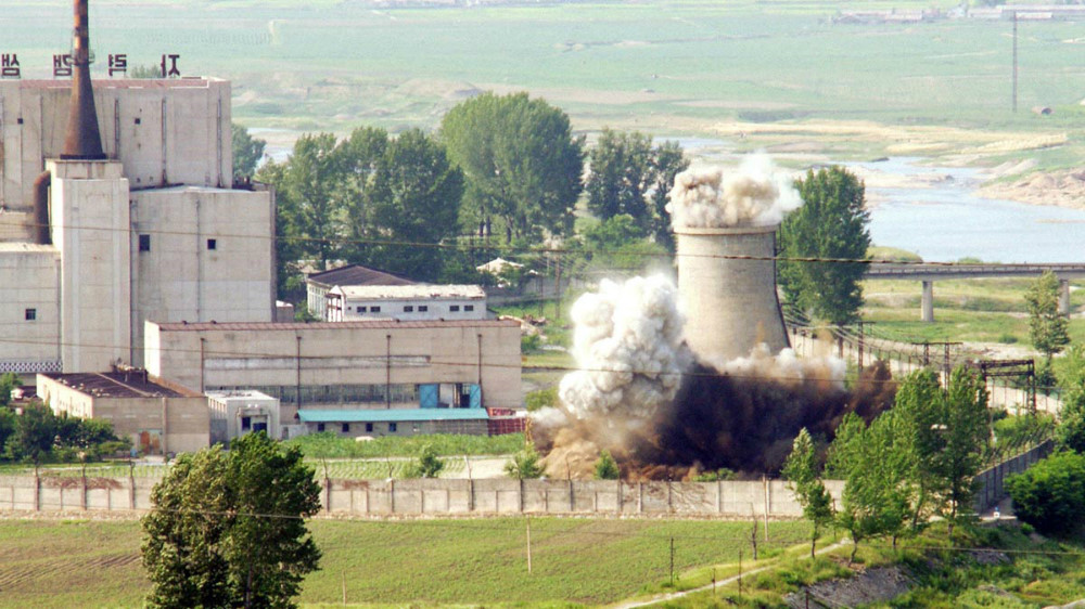 Một tháp làm lạnh của lò phản ứng hạt nhân Yongbyon tại Triều Tiên bị phá huỷ theo thoả thuận năm 2007 - Ảnh: Reuters
