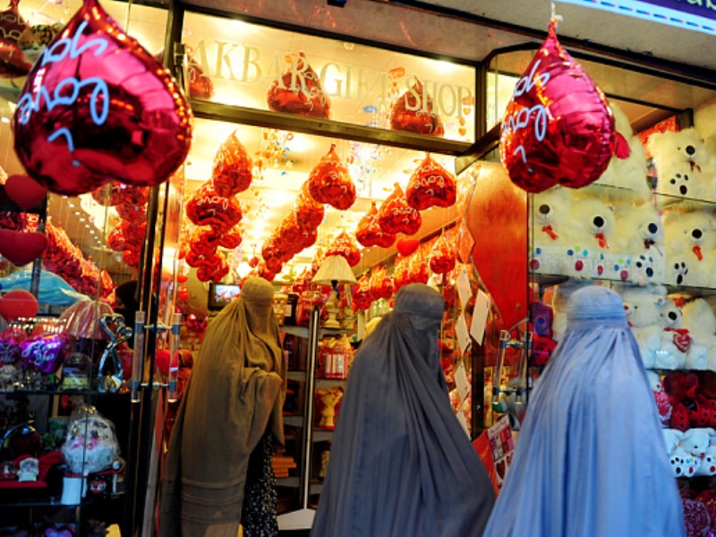 Một cửa hàng bán quà lưu niệm tràn ngập quà tặng Valentine ở Pakistan - Ảnh: AFP