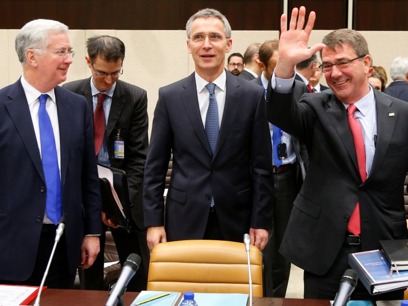 Bộ trưởng Quốc phòng Anh Michael Fallon (trái), Tổng thư ký NATO Jens Stoltenberg (giữa) và Bộ trưởng Quốc phòng Mỹ Ashton Carter tại trụ sở NATO ngày 11.2 - Ảnh: Reuters