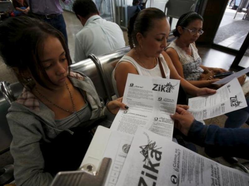 Các nhân viên y tế phát tờ rơi tuyên truyền về vi rút Zika cho phụ nữ mang thai ở Colombia - Ảnh: Reuters