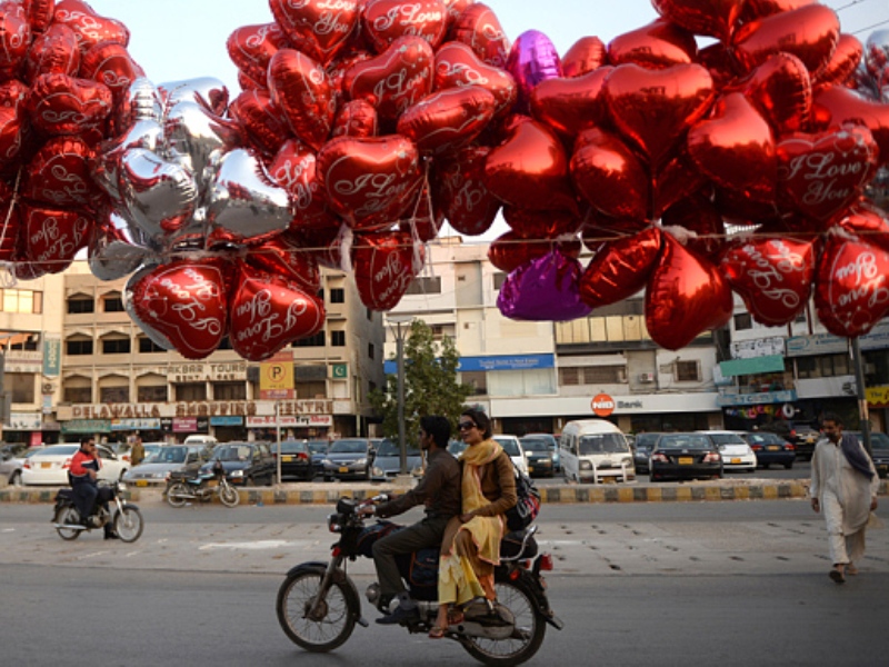 Thành phố Peshawar trước đây chưa từng cấm ngày lễ tình nhân Valentine 14.2 - Ảnh: AFP