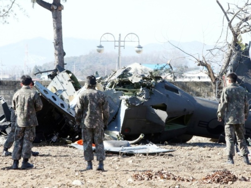 Hiện trường rơi trực thăng quân sự UH-1H ở đông bắc Hàn Quốc ngày 15.2.2016 - Ảnh: AFP