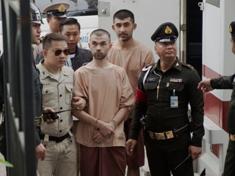 Bilal Mohammed (giữa) và Yusufu Mieraili (phải, phía sau, cùng mặc áo tù) được đưa đến tòa án quân sự ở thủ đô Bangkok, Thái Lan ngày 16.2.2016 - Ảnh: AFP