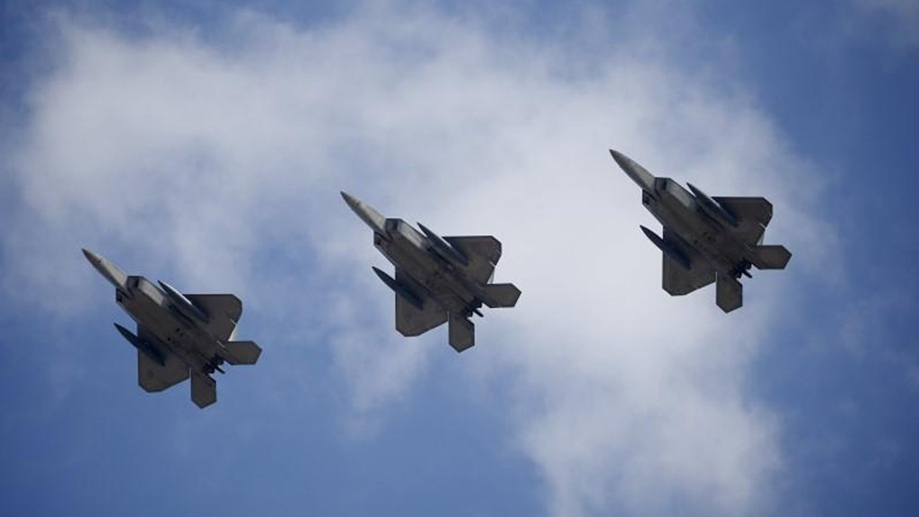Chiến đấu cơ tàng hình F-22 của Mỹ bay lượn trên căn cứ không quân Osan, Hàn Quốc ngày 17.2.2016 - Ảnh: Reuters