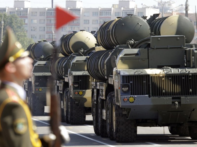 Hệ thống tên lửa phòng không S-300 trong một cuộc duyệt binh ở Nga - Ảnh: Reuters