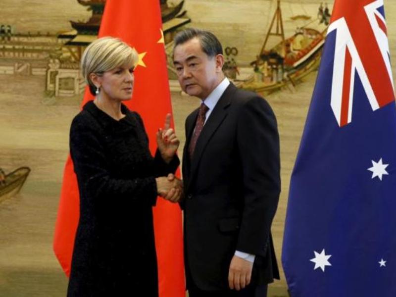 Ngoại trưởng Úc Julie Bishop (trái) bắt tay Ngoại trưởng Trung Quốc Vương Nghị sau buổi họp báo chung tại thủ đô Bắc Kinh ngày 17.2.2016 - Ảnh: Reuters
