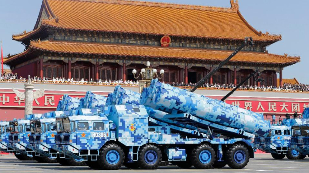 Xe chở dàn phóng tên lửa diệt hạm của Trung Quốc diễu hành trên Thiên An Môn, Bắc Kinh ngày 3.9.2015 - Ảnh: AFP