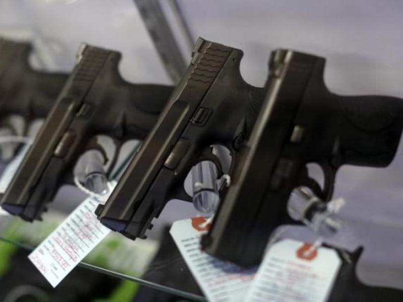 Súng ngắn được bày bán trong một cửa hàng bán súng đạn ở Mỹ - Ảnh: Reuters