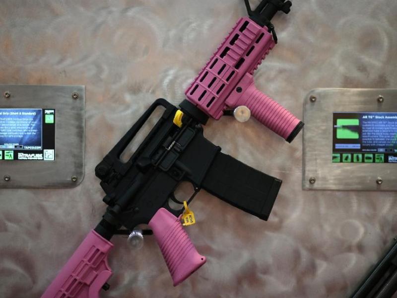 Một khẩu súng màu hồng dành cho các bé gái trưng bày tại Hiệp hội Súng trường Quốc gia Mỹ - Ảnh: AFP