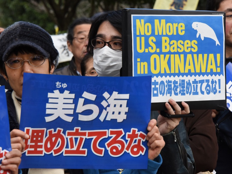 Người biểu tình bao vây tòa nhà quốc hội Nhật ngày 21.2.2016, phản đối kế hoạch xây căn cứ Mỹ ở Okinawa - Ảnh: AFP