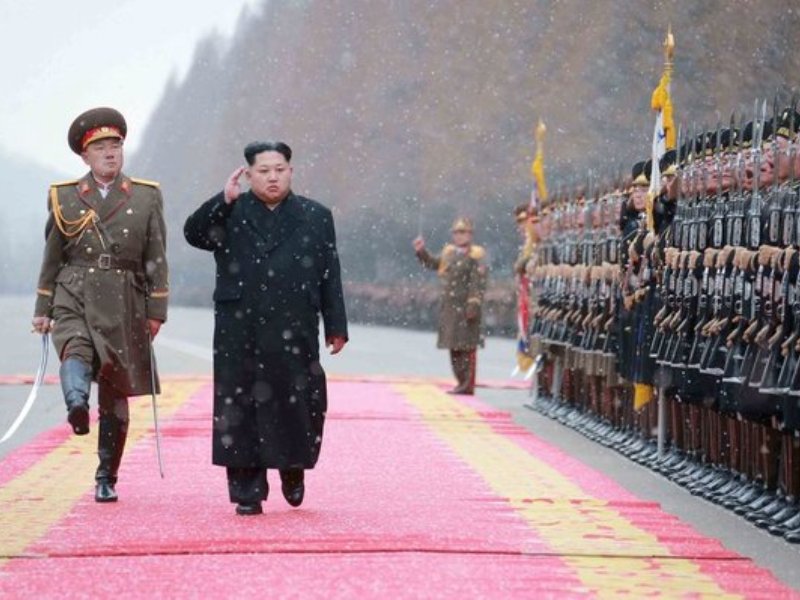 Các binh sĩ Triều Tiên chào đón Lãnh đạo Triều Tiên kiêm Tổng Tư lệnh Tối cao Quân đội Triều Tiên, Kim Jong-un đến thăm Bộ Các lực lượng vũ trang nhân dân Triều Tiên - Ảnh: Reuters