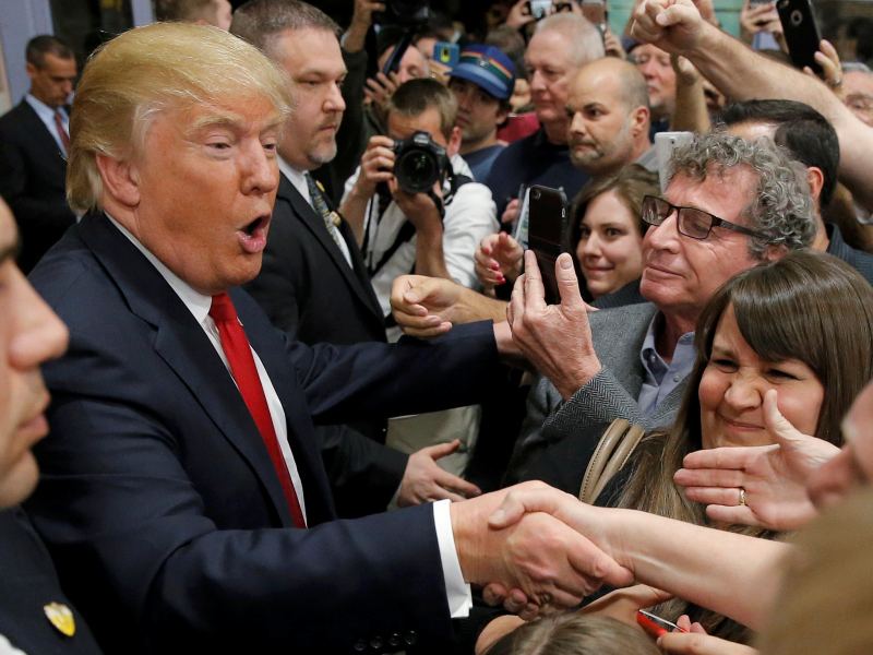 Ứng viên tổng thống Mỹ, tỉ phú Donald Trump tại trường trung học Palo Verde, ở thành phố Las Vegas, bang Nevada, nơi tổ chức vòng bầu cử sơ bộ theo hình thức họp kín (caucus) của đảng Cộng hòa ngày 23.2.2016 - Ảnh: Reuters