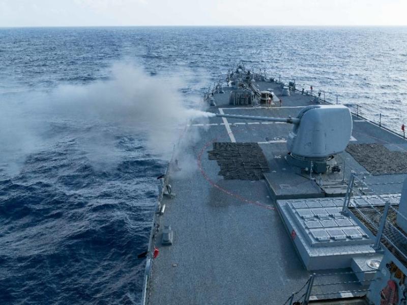 Tàu khu trục Mỹ USS Curtis Wilbur, từng áp sát đảo Tri Tôn bị Trung Quốc chiếm đóng trái phép ở quần đảo Hoàng Sa, đang tập trận bắn đạn thật trên Biển Đông ngày 15.1.2016 - Ảnh: AFP