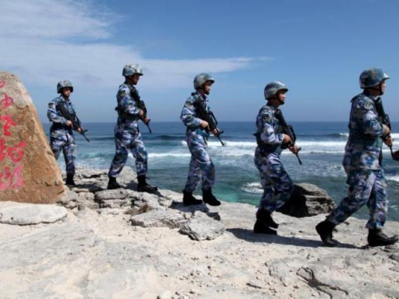 Lính Trung Quốc trên đảo Phú Lâm thuộc quần đảo Hoàng Sa của Việt Nam, nơi đang bị Bắc Kinh chiếm đóng - Ảnh: Reuters