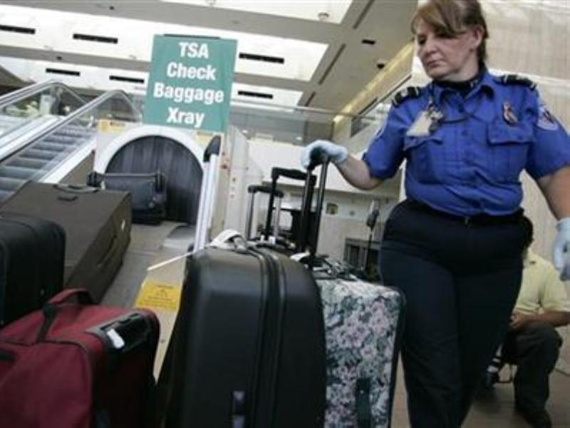 Từ 1.4, pin lithium-ion sẽ không được phép bỏ trong hành lý ký gửi trên các máy bay chở khách vì nguy cơ cháy nổ - Ảnh: Reuters
